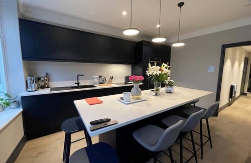 Hillside Apartment | Ace Flat in Wimbledon Village (10 minutes from Wimbledon Tennis!)