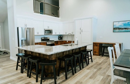 Sweetwater House | Aces on the 9 on Sweetwater Hill - Access to Ideal Beach! Private full size sports court and hot .