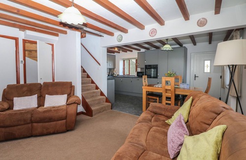 Teigngrace Cottage | ACORN COTTAGE, pet friendly, with pool in Newton Abbot
