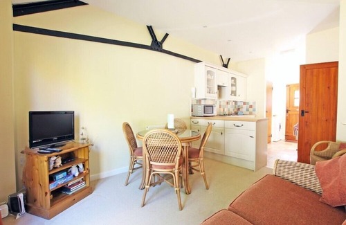 Ashford Cottage | Acorn Cottage - Well equipped cottage in countryside location.
