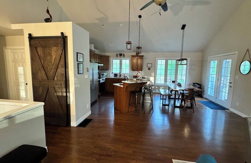 Grand Bend Cottage | Acorn Hills-Stylish~Oak Forest~Private Beach~Bikes-games room