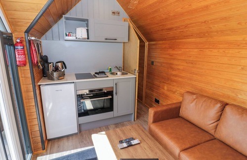 Middleton Cheney Cottage | ACORN LODGE AT BRIDGE LAKE FARM & FISHERY, romantic in Chacombe