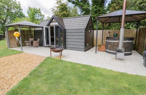 Middleton Cheney House | Acorn Lodge At Bridge Lake Farm & Fishery