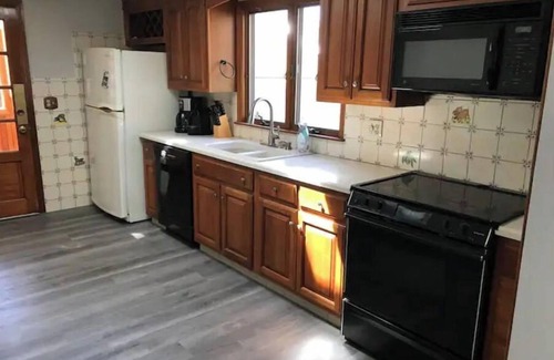 Momauguin House | Actually 1 minute walk to private beach/5 to town beach! Renovated/pet friendly