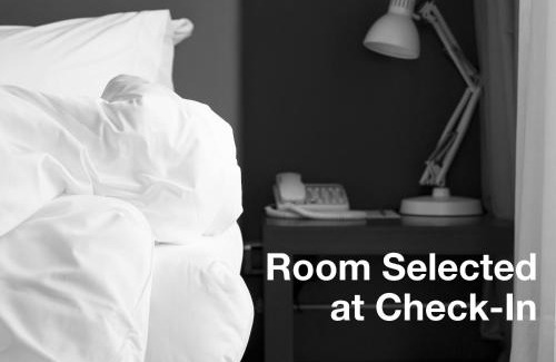 Ottawa Division Hotel | Adam's Airport Inn