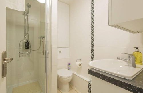 Cambridge Apartment | Addenbrookes Flat 2 mins walk free Private Parking