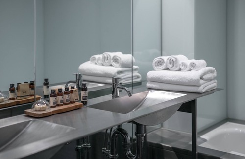 Melbourne Central Business District Hotel | Adelphi Hotel