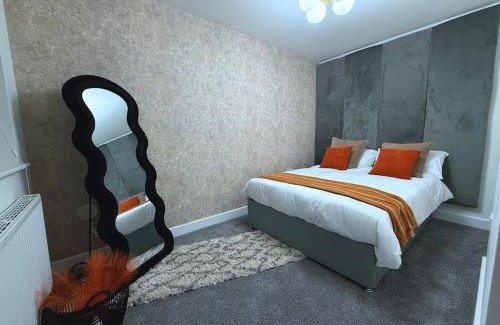 Burton on Trent House | Adeluxe Home - Luxury 2 Bedroom Entire House with Free WiFi, Disney, Netflix and Amazon Prime Included