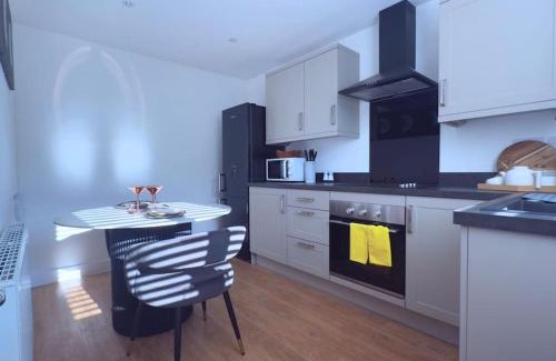 Burton on Trent House | Adeluxe Home - Luxury 2 Bedroom Entire House with Free WiFi, Disney, Netflix and Amazon Prime Included