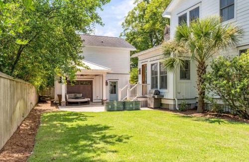 Old Village House | Adluh Abode- Old Village- 5 Mins to beach & dtwn
