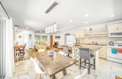 Windsor Park Apartment | Adorable 2 bedroom suite - 200 steps to beach, car available