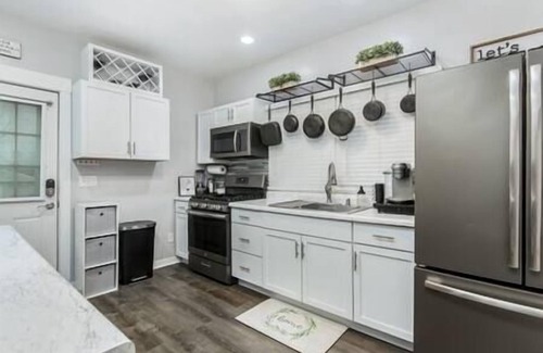 Moline House | Adorable 2BR Bungalow | John Deere | Vibrant Arena
