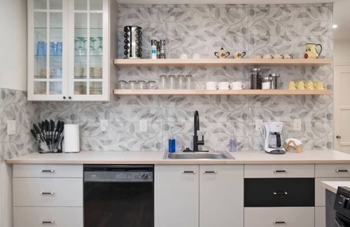 Benson House | Adorable 2BR, Hot Tub, Close to Attractions!