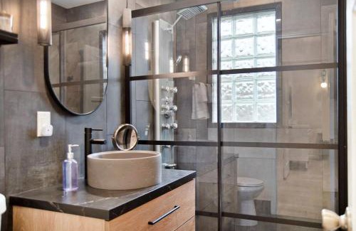 Benson House | Adorable 2BR Hot Tub Close to Attractions