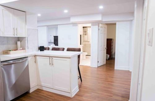 Ajax Apartment | Adorable 3 Bedroom Apartment with Free Parking
