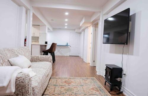 Ajax Apartment | Adorable 3 Bedroom Apartment with Free Parking