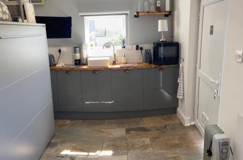 Wiseman's Bridge House | Adorable bedsit for you, partner and your pet!
