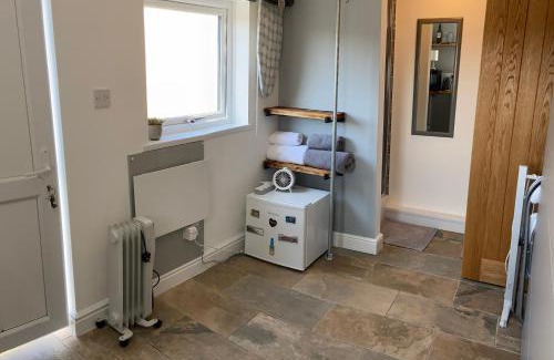 Wiseman's Bridge House | Adorable bedsit for you, partner and your pet!