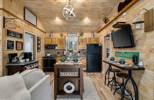 Warren Cabin | Adorable Cabin. Cozy & comfy. Coffee bar, firepit, horseshoes, hammock, grill