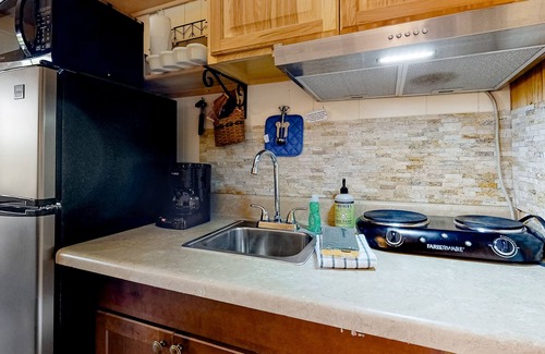 Thornton Cabin | Adorable cabin with WiFi, gas grill, pool, tennis & firepit