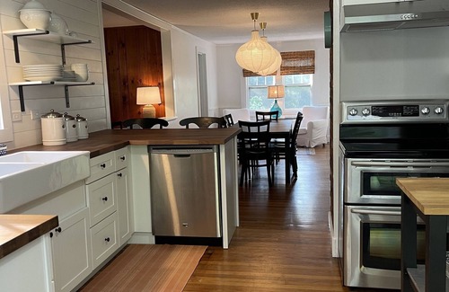Madison House | Adorable Cottage close to Beaches and Town