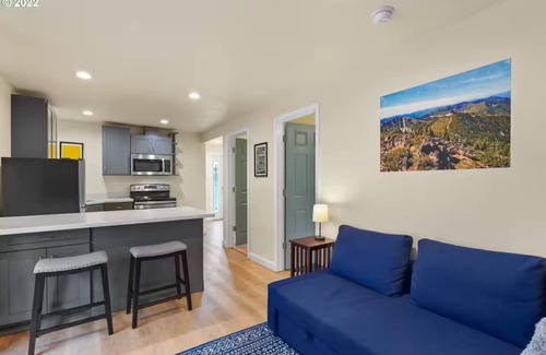 Vancouver Apartment | Adorable, cozy 2 bedroom guesthouse, close to PDX, built to work away from home