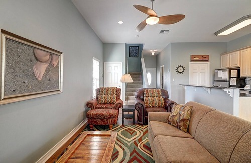 Bella Vista House | Adorable Cozy Cottage Close to the Beach, Community pool