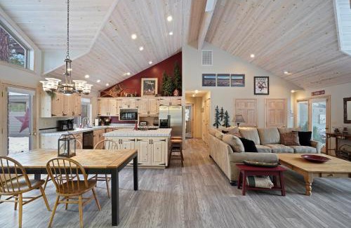 Alfalfa House | Adorable & Cozy Hot Tub SHARC Passes Fabulous Location 24356
