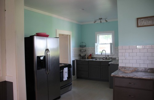 Athens House | Adorable Farmhouse Conveniently Located to Athens/Madison/Huntsville/Decatur