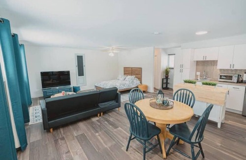 Town of Essex Apartment | Adorable Guest House near EPIC Wineries!