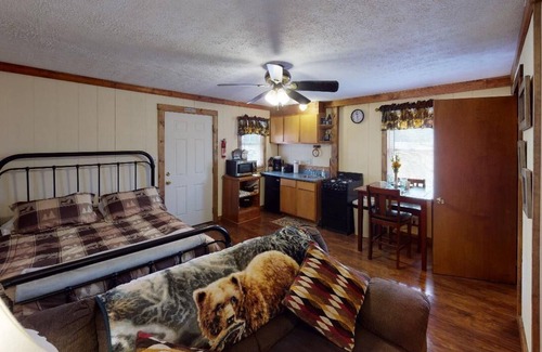 Nelsonville Cabin | Adorable Hocking Hills Couples Cabin w/Hot Tub