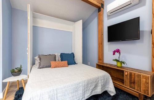 East Central Villa | Adorable & Pet Friendly-Close to U and Downtown!