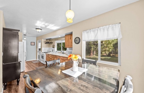 Cedar Ridge Cottage | Adorable Quiet Country Cottage