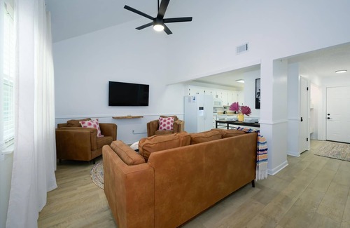 Holiday Beach House | ~Adorable Remodeled Townhome Near Beach & Attractions~