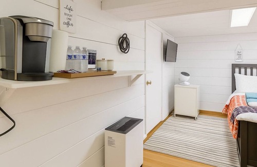 Medford House | Adorable Self Contain Basement room with WiFi in charming Medford