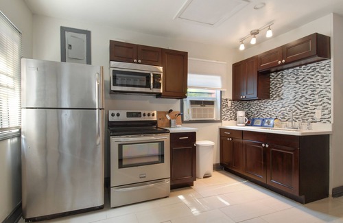 Uptown Historic District House | Adorable Stand Alone Studio on Ave. Close to Shopping and Eating.