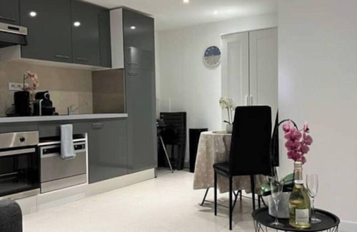 L'Ariane Apartment | Adorable studio (sleeps 3) with parking and outdoor space