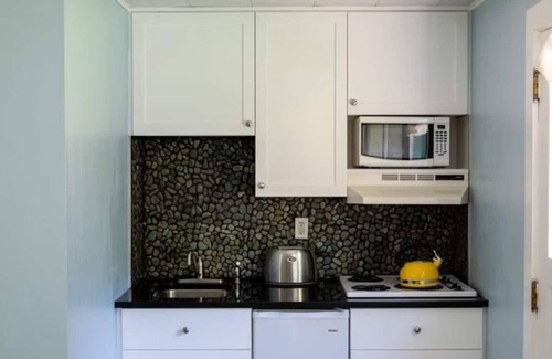 University District Apartment | Adorable Studio - Stroll to UM, River & Downtown