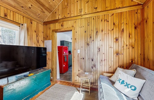 Gray Apartment | Adorable waterfront gem with 2 kayaks, high-speed WiFi, full kitchen & dock