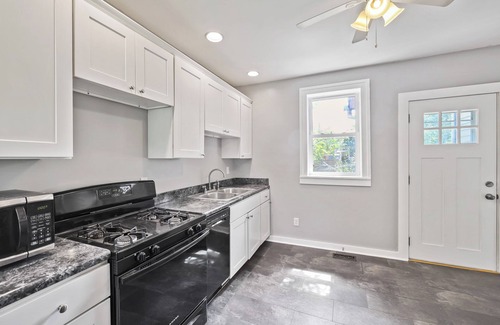 Front Park House | Adorable West Side Cottage wFree Onsite Parking! We welcome our Canadian guests!