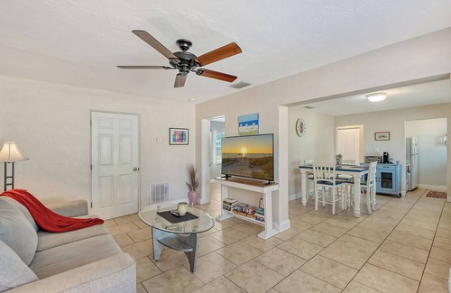 Sarasota Apartment | Adorable1/1 - Walk to Siesta Key!
