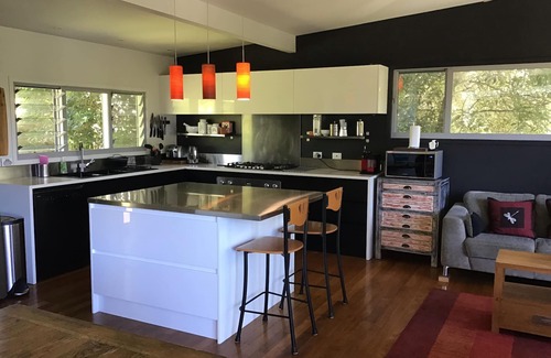 Smiths Lake House | Adrift in the tree tops On the lake by the sea