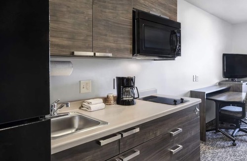 Grand Rapids Hotel | Adventure Awaits! Stay in a Room near Sylvan Bay Landing | Onsite Pool | Parking