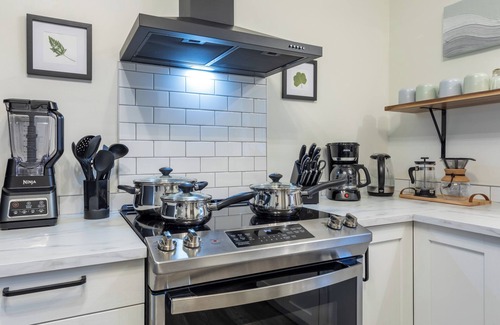 Golden House | Adventure Friendly Spacious Downtown Suite | East