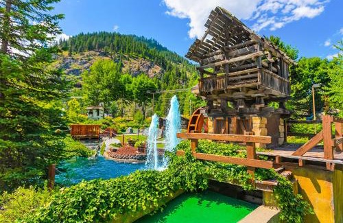 Downtown Leavenworth Apartment | Adventurer's escape at Icicle Village with pool and hot tub