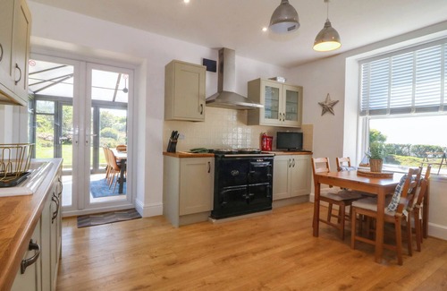 Garn Fadryn House | AEL Y FRON, pet friendly, character holiday cottage in Aberdaron