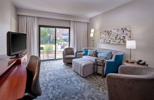 Eden Prairie Resort | Affordability Meets Comfort! Indoor Pool, Near Purgatory Creek Park