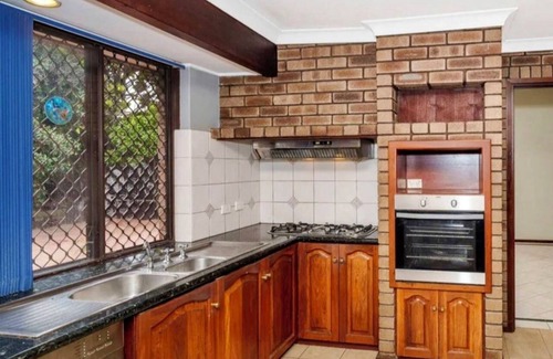 Winthrop House | Affordable Cosy Bedroom Near River/City/University/Fremantle in Shared house