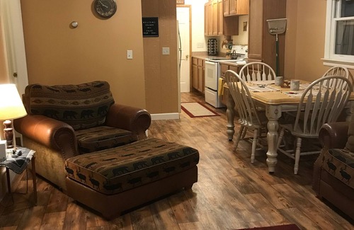 Hillman House | Affordable Cottage Steps Away From Lake Avalon