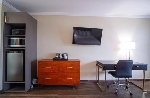 Ocala Apartment | Affordable Getaway! 2 Relaxing Units with Free Parking & Breakfast, Onsite Pool!